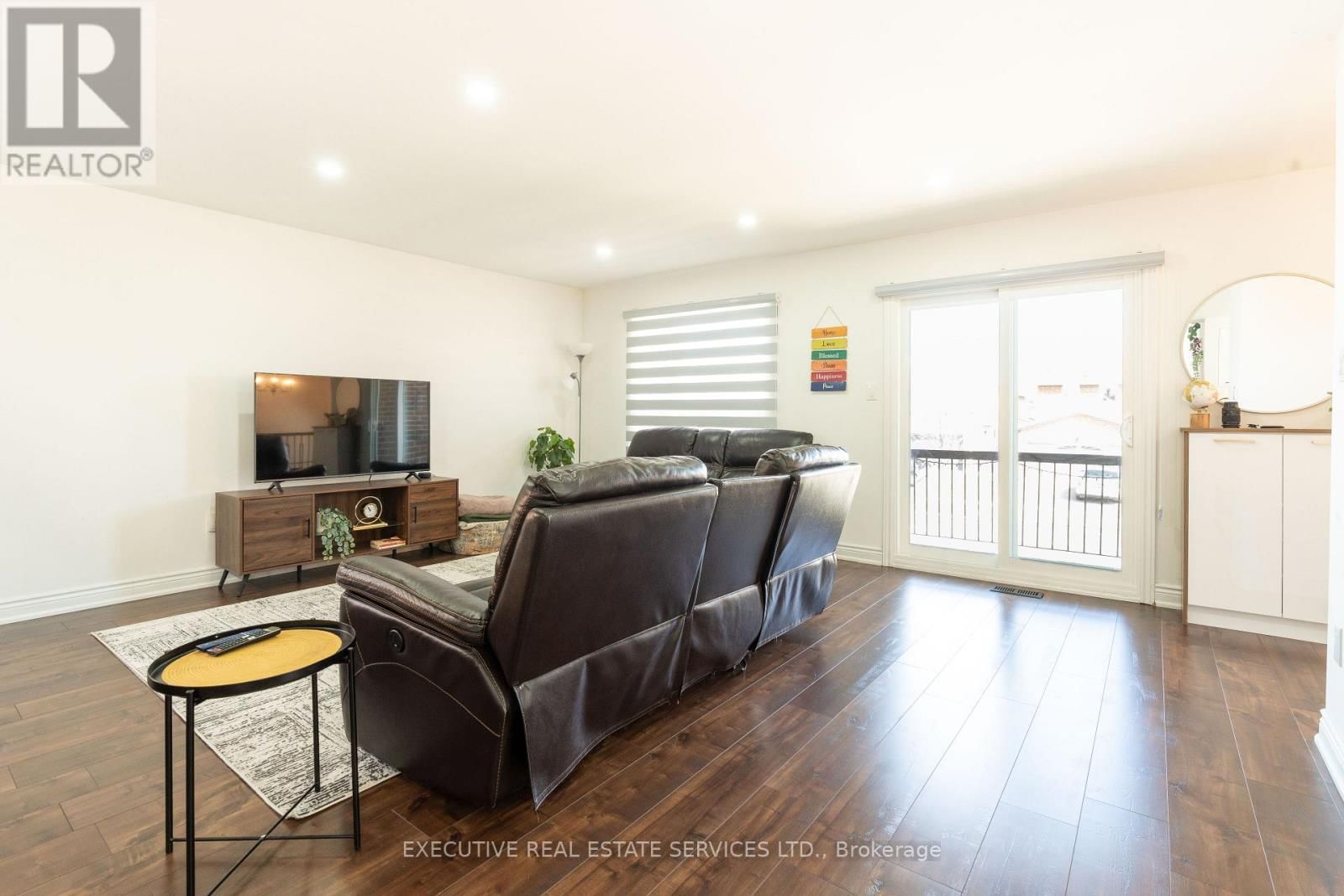 90 HINCHLEY WOOD GROVE Image 13