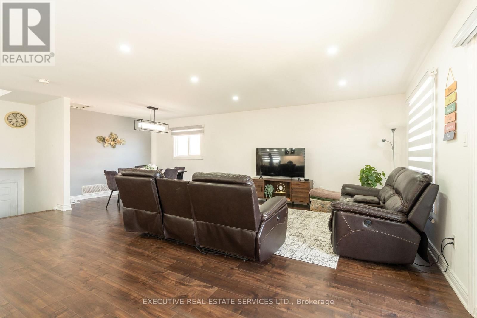 90 HINCHLEY WOOD GROVE Image 14