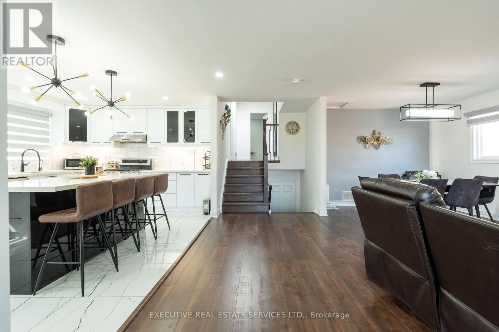 90 HINCHLEY WOOD GROVE Image 16