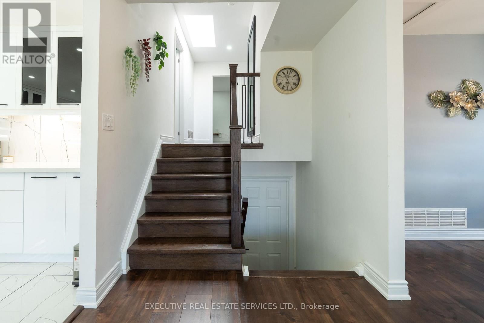 90 HINCHLEY WOOD GROVE Image 17