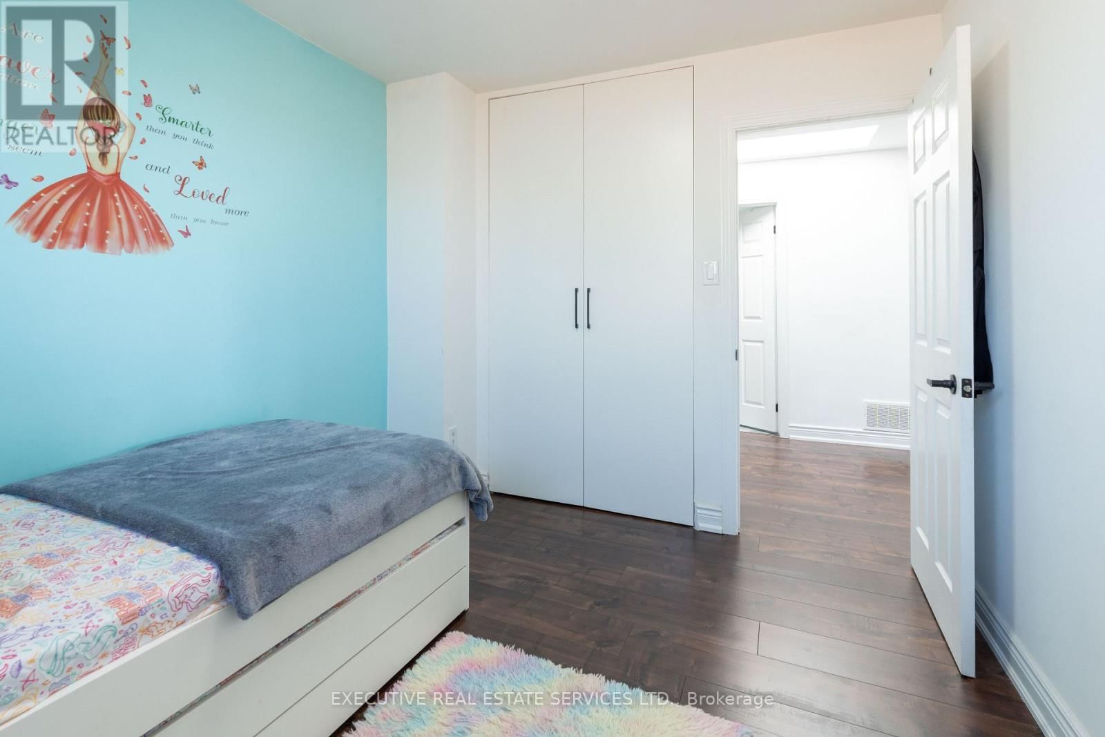 90 HINCHLEY WOOD GROVE Image 21