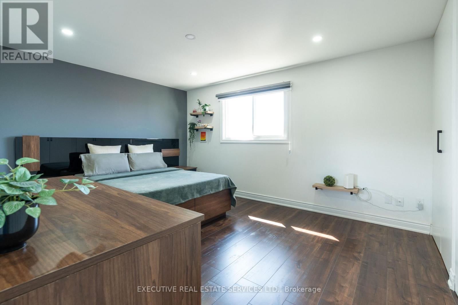 90 HINCHLEY WOOD GROVE Image 23