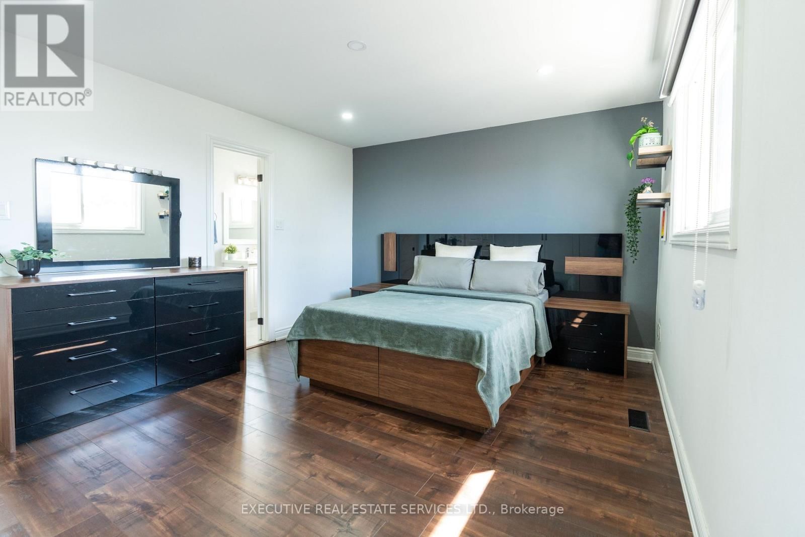 90 HINCHLEY WOOD GROVE Image 24