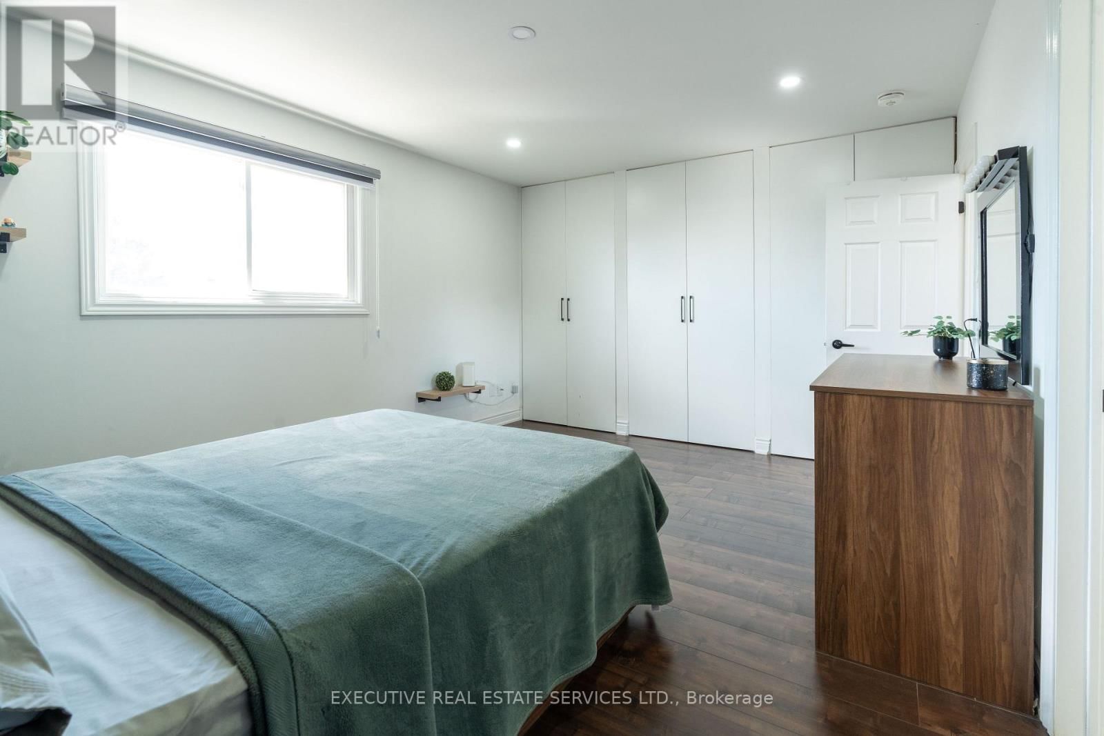 90 HINCHLEY WOOD GROVE Image 25