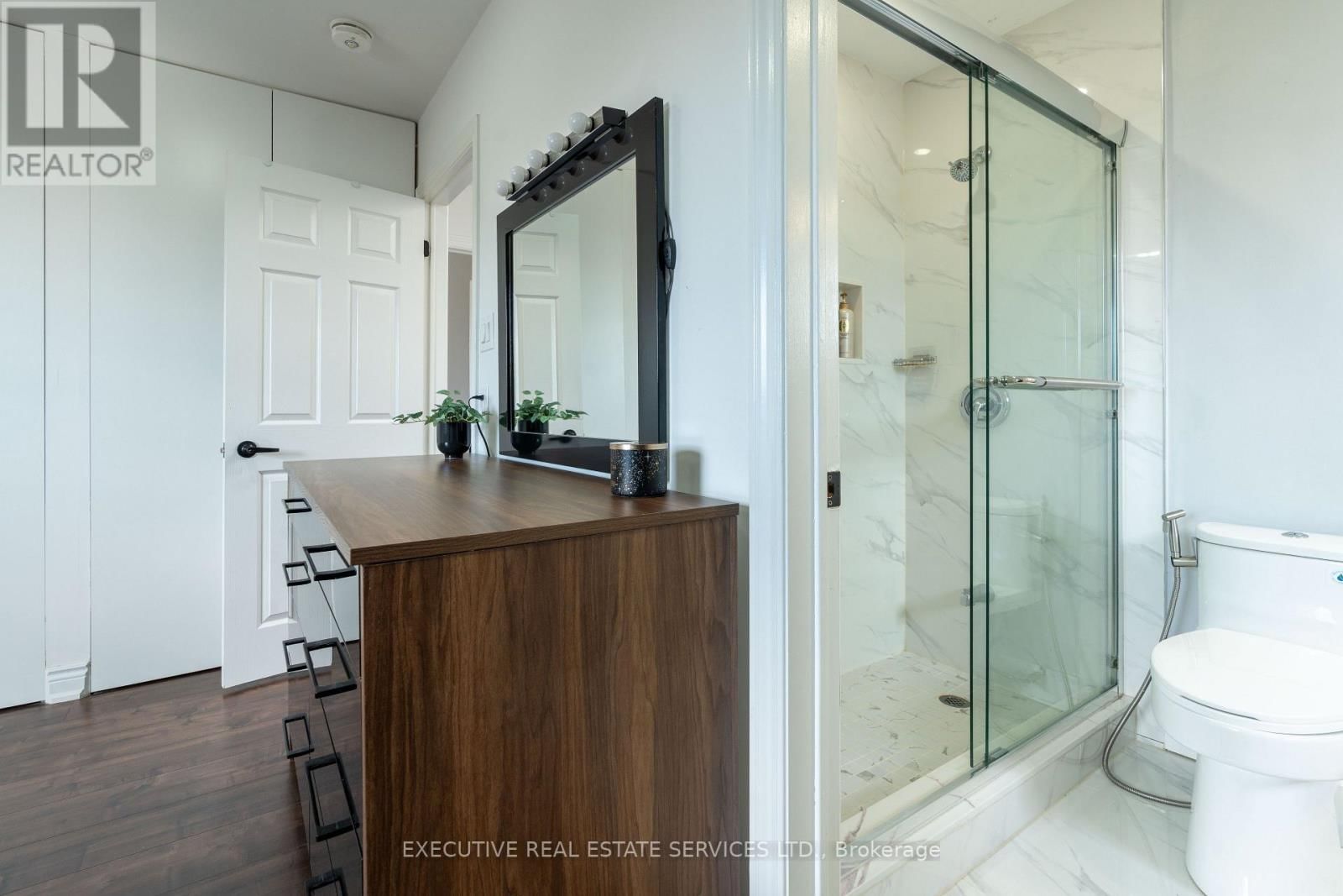 90 HINCHLEY WOOD GROVE Image 26