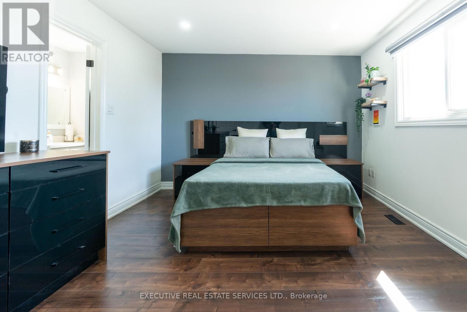 90 HINCHLEY WOOD GROVE Image 27