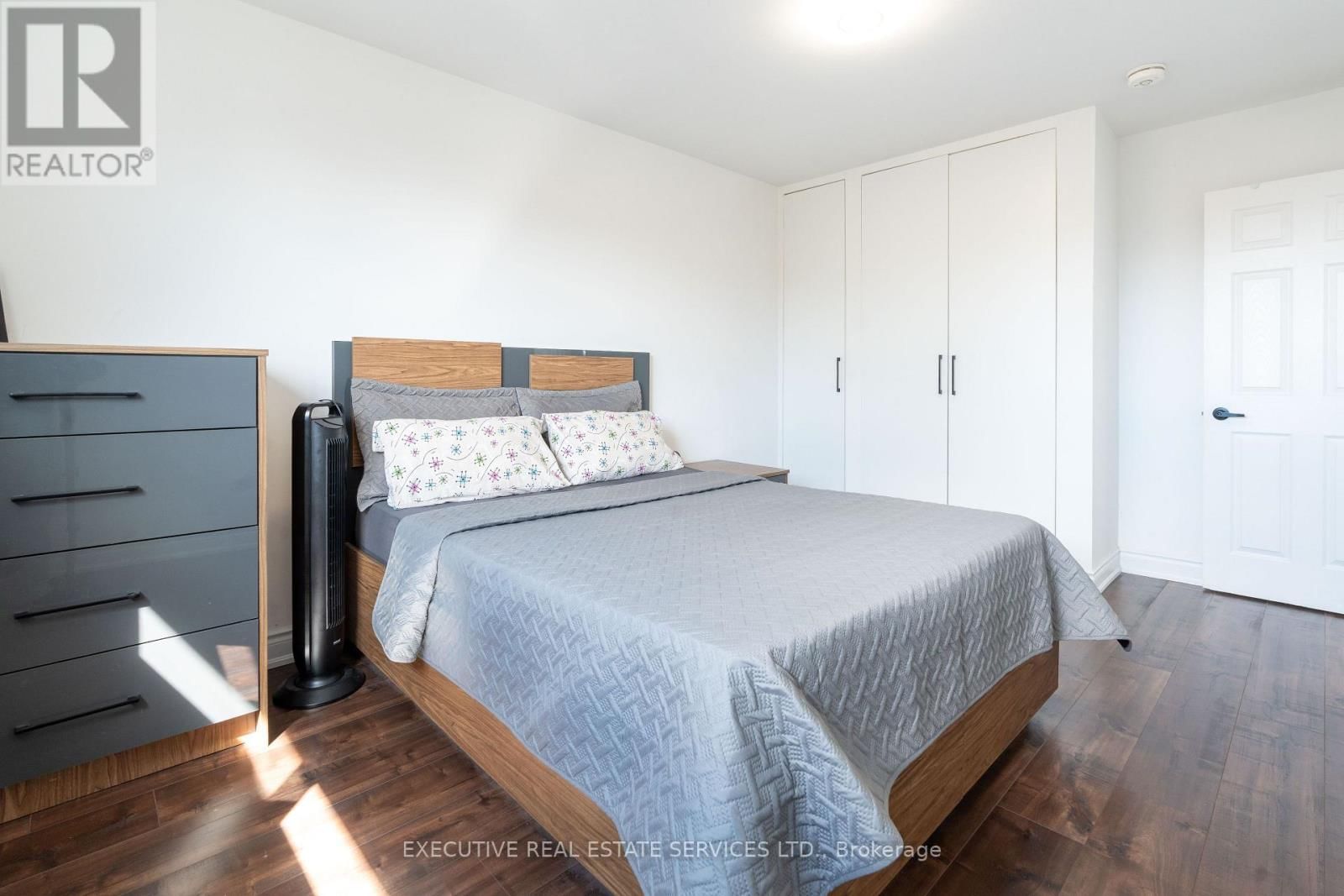 90 HINCHLEY WOOD GROVE Image 29