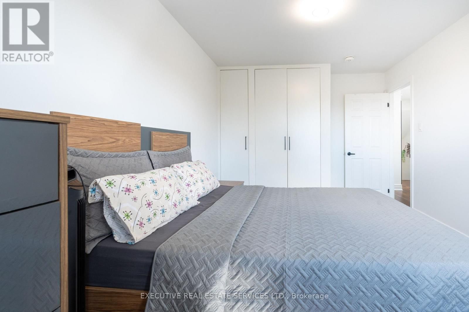 90 HINCHLEY WOOD GROVE Image 30