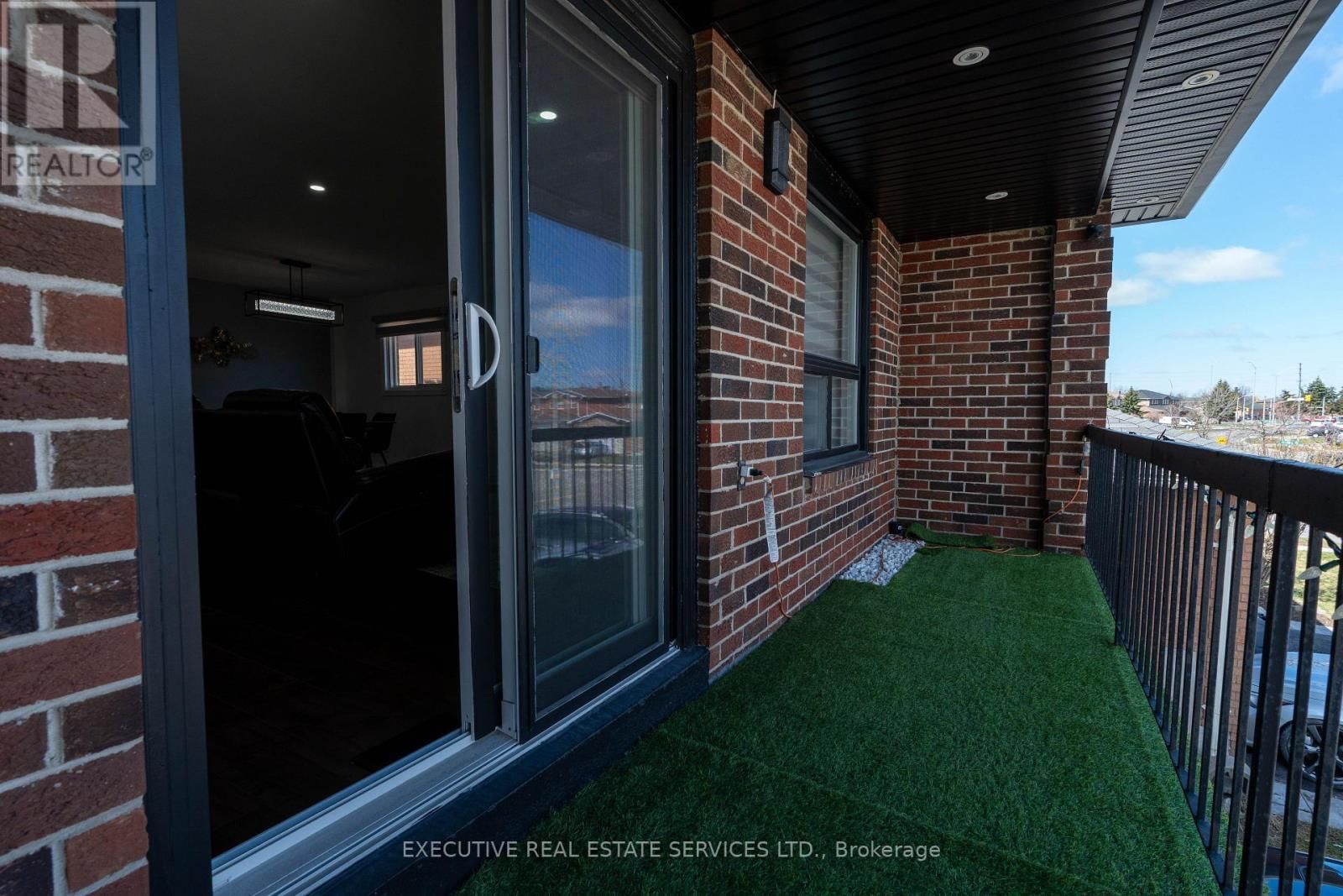 90 HINCHLEY WOOD GROVE Image 32