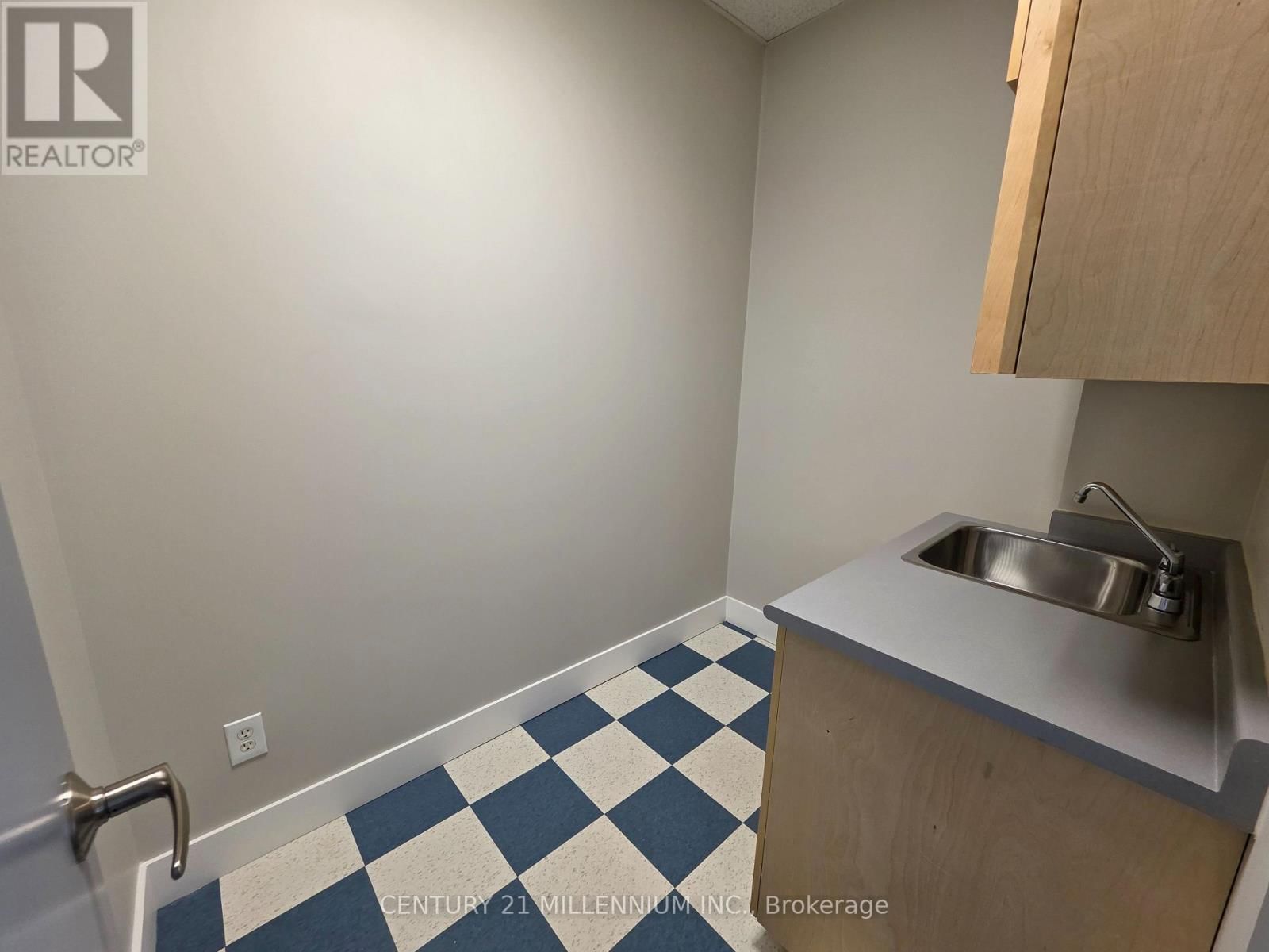 212 - 2250 BOVAIRD DRIVE EAST Image 4