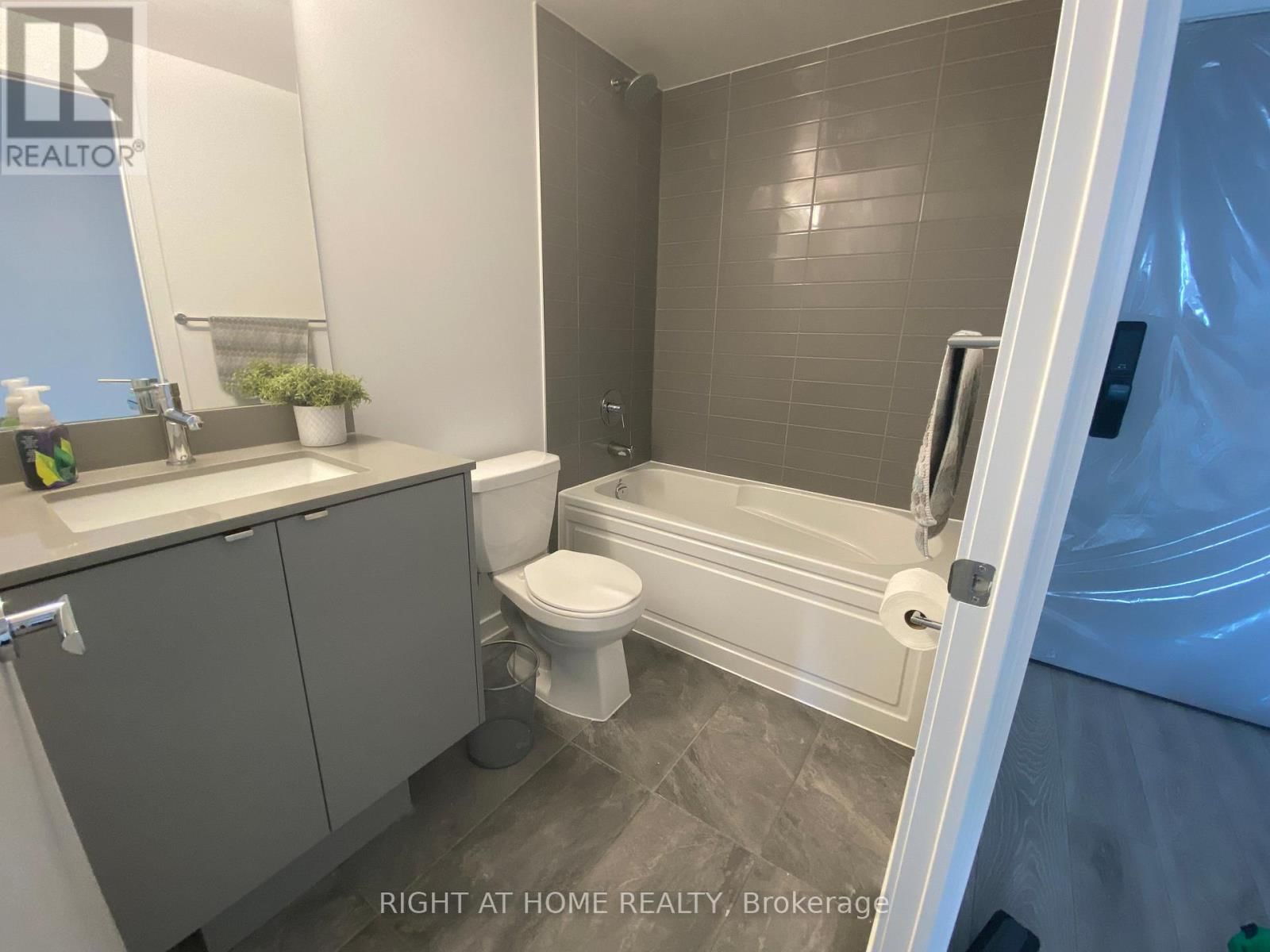 B815 - 3200 DAKOTA COMMON Image 7