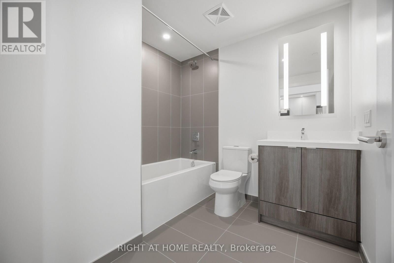 2101 - 60 CENTRAL PARK ROADWAY Image 24