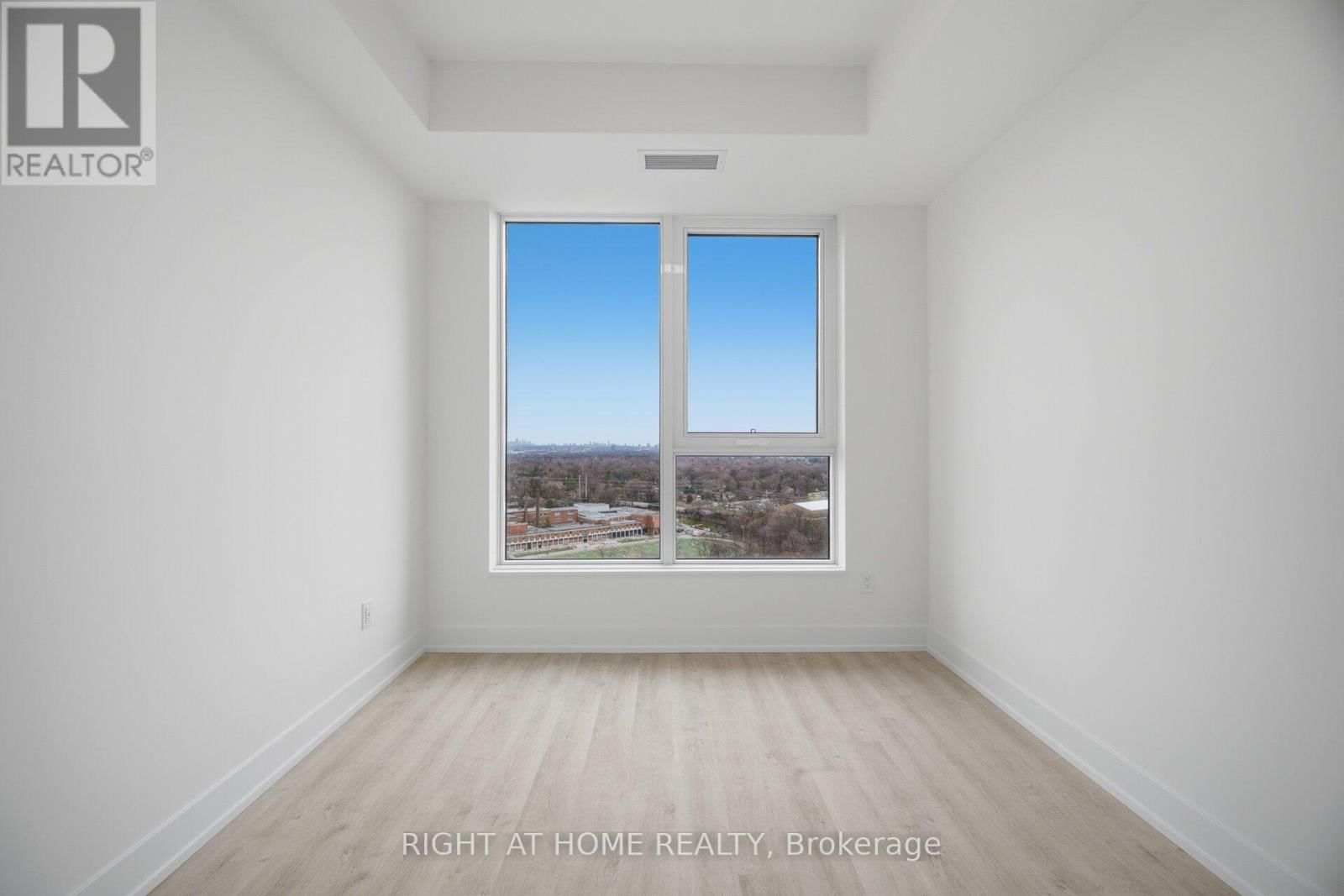 2101 - 60 CENTRAL PARK ROADWAY Image 26