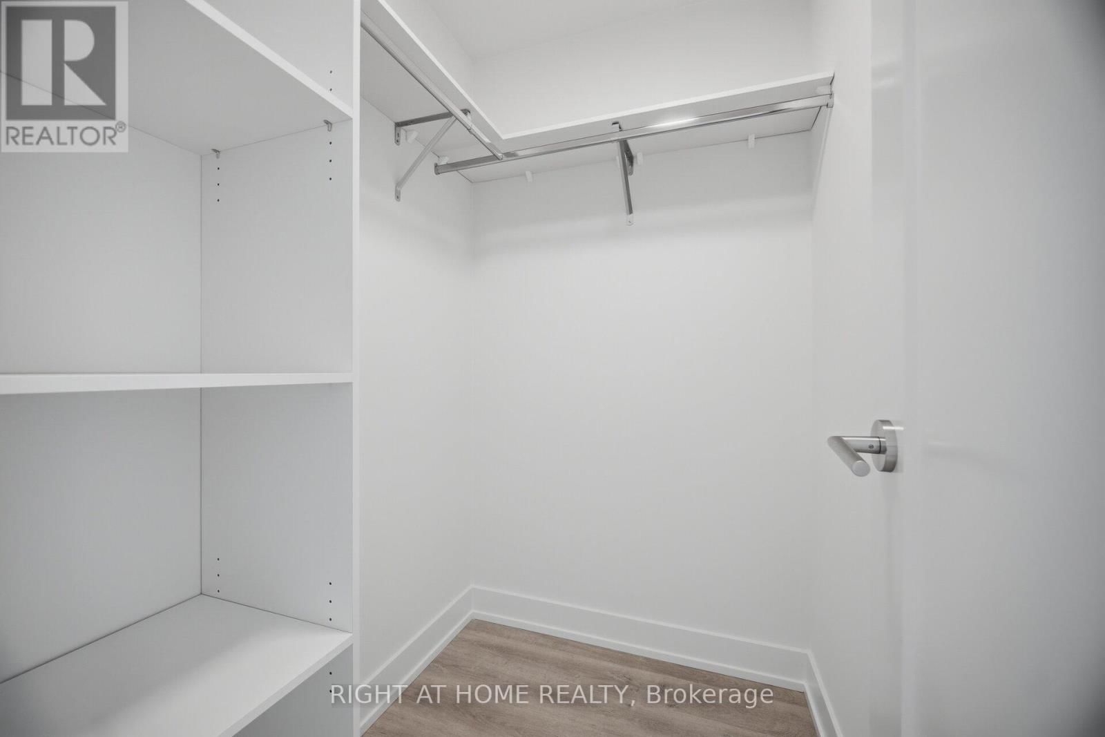 2101 - 60 CENTRAL PARK ROADWAY Image 28