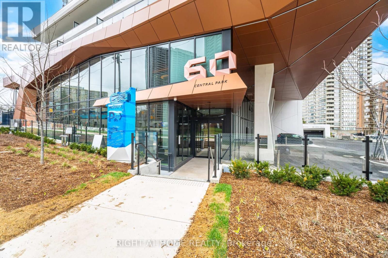 2101 - 60 CENTRAL PARK ROADWAY Image 3