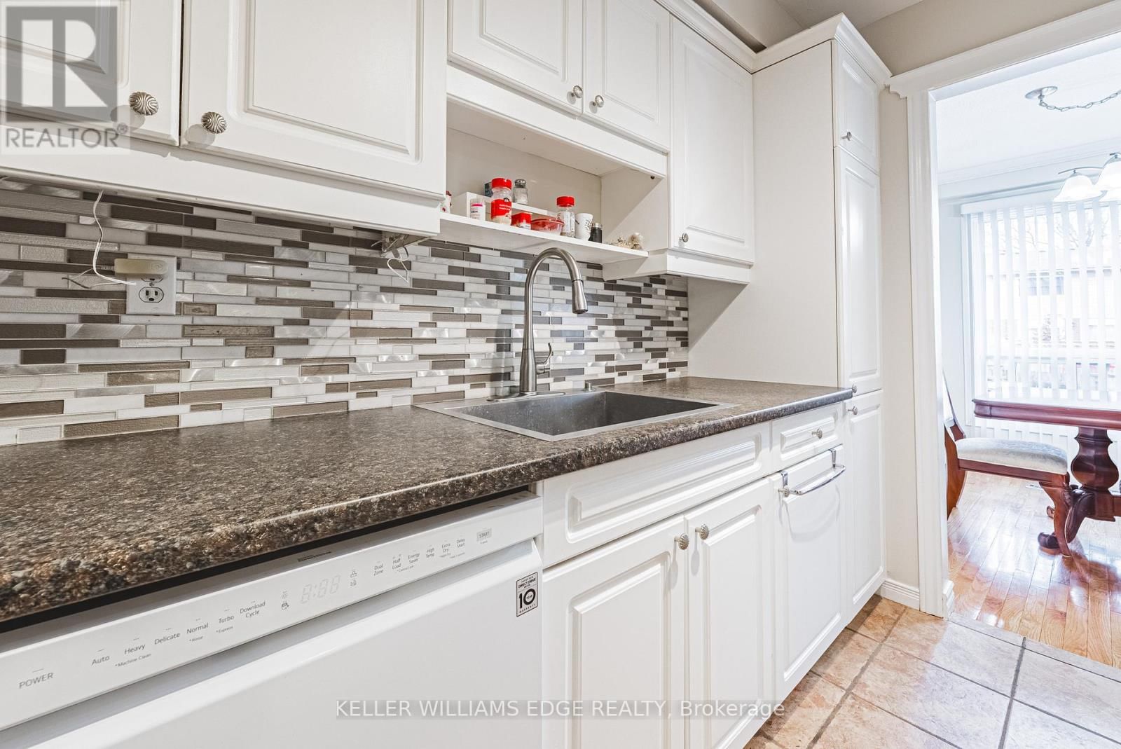 60 - 1576 NEWLANDS CRESCENT Image 12