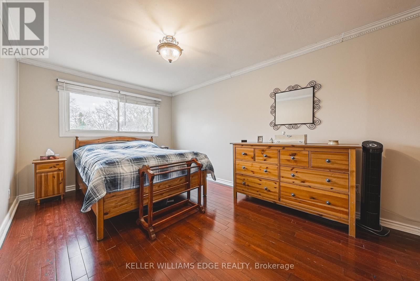 60 - 1576 NEWLANDS CRESCENT Image 18