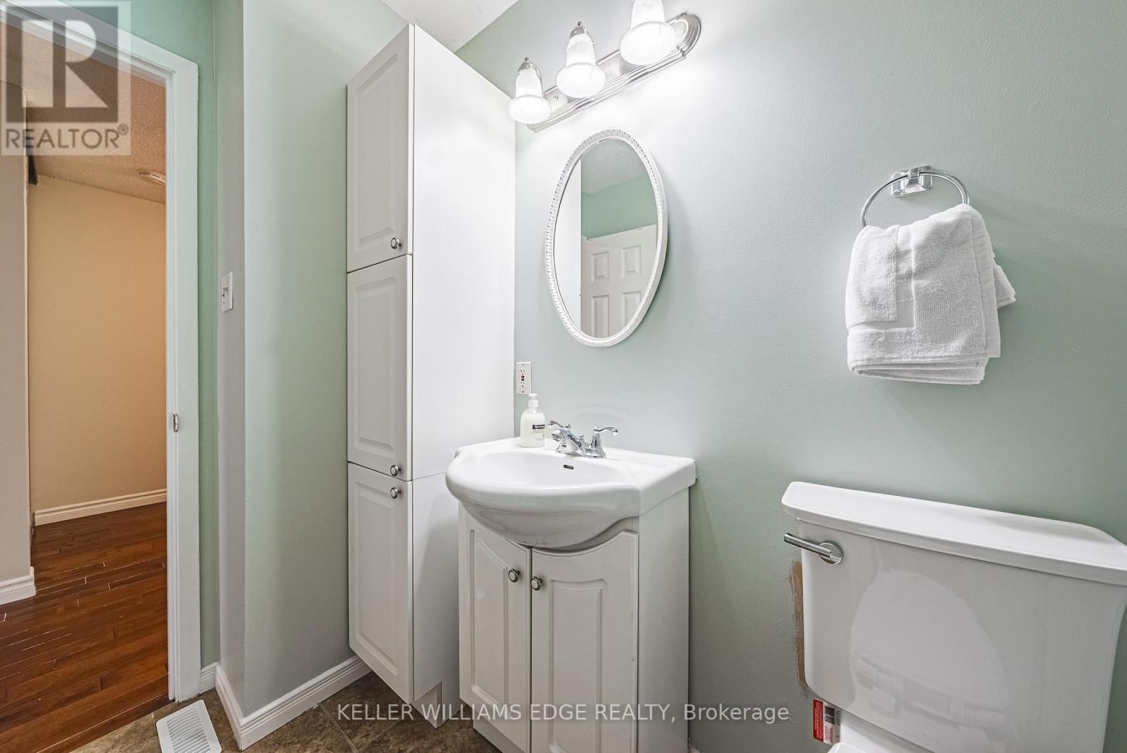 60 - 1576 NEWLANDS CRESCENT Image 22