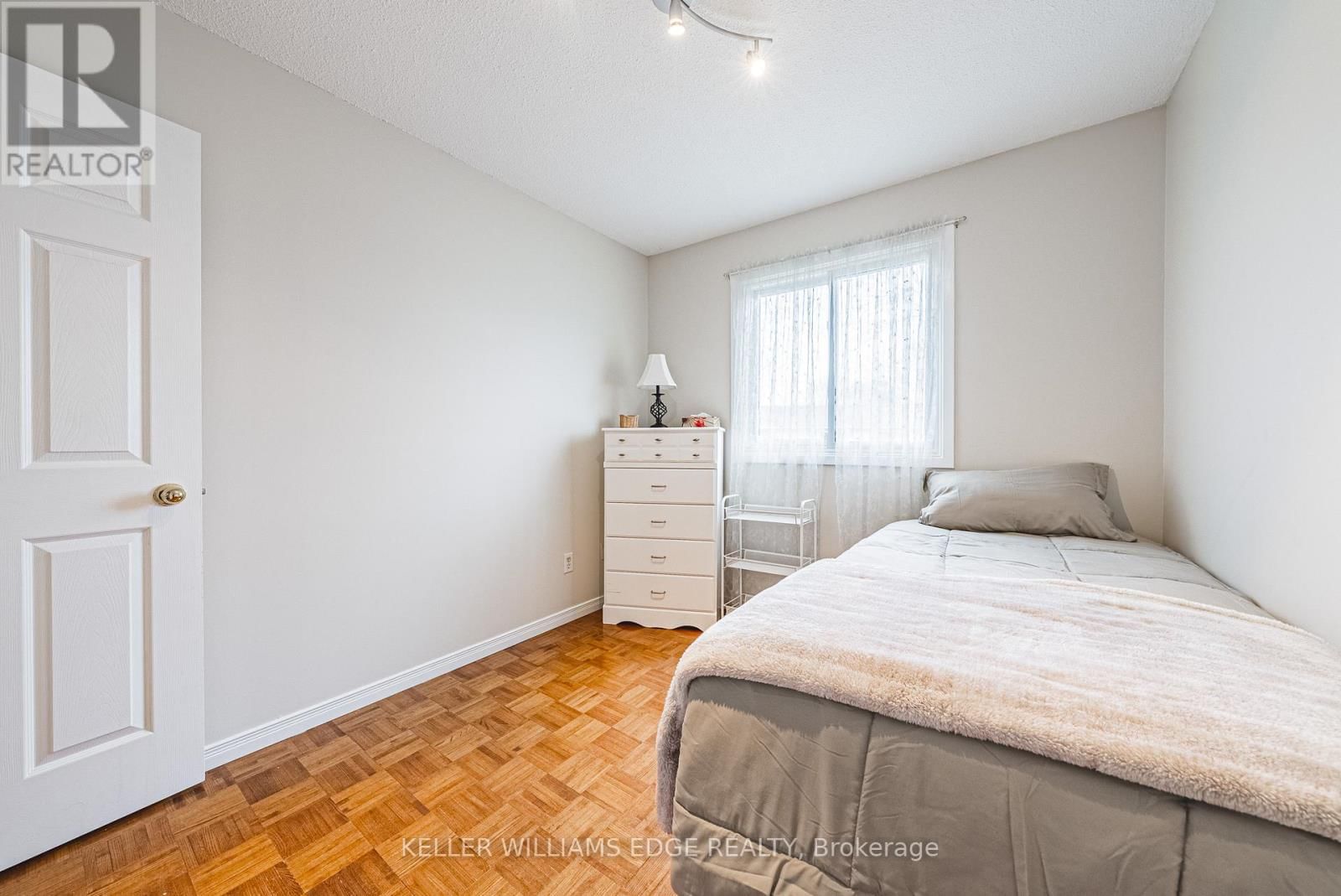 60 - 1576 NEWLANDS CRESCENT Image 24