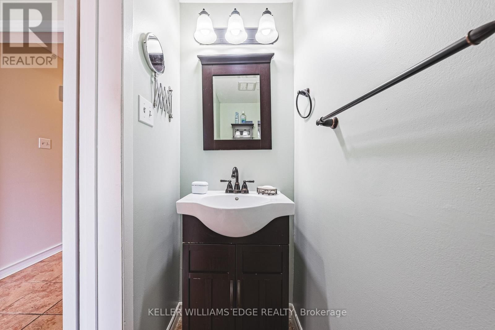 60 - 1576 NEWLANDS CRESCENT Image 6