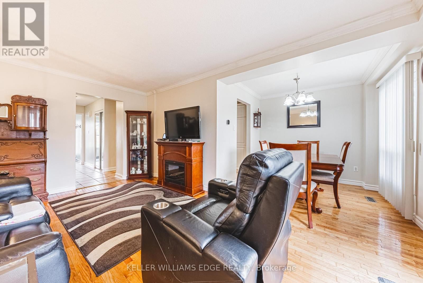 60 - 1576 NEWLANDS CRESCENT Image 9