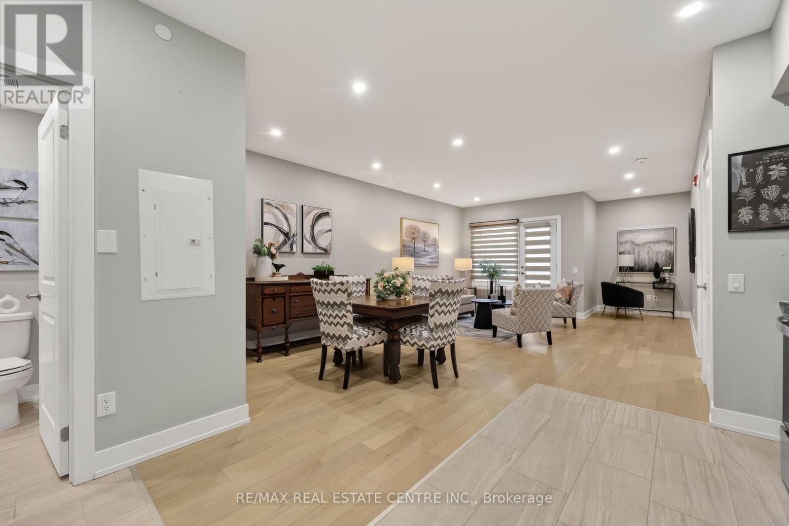 211 - 310 BROADWAY AVENUE Image 1