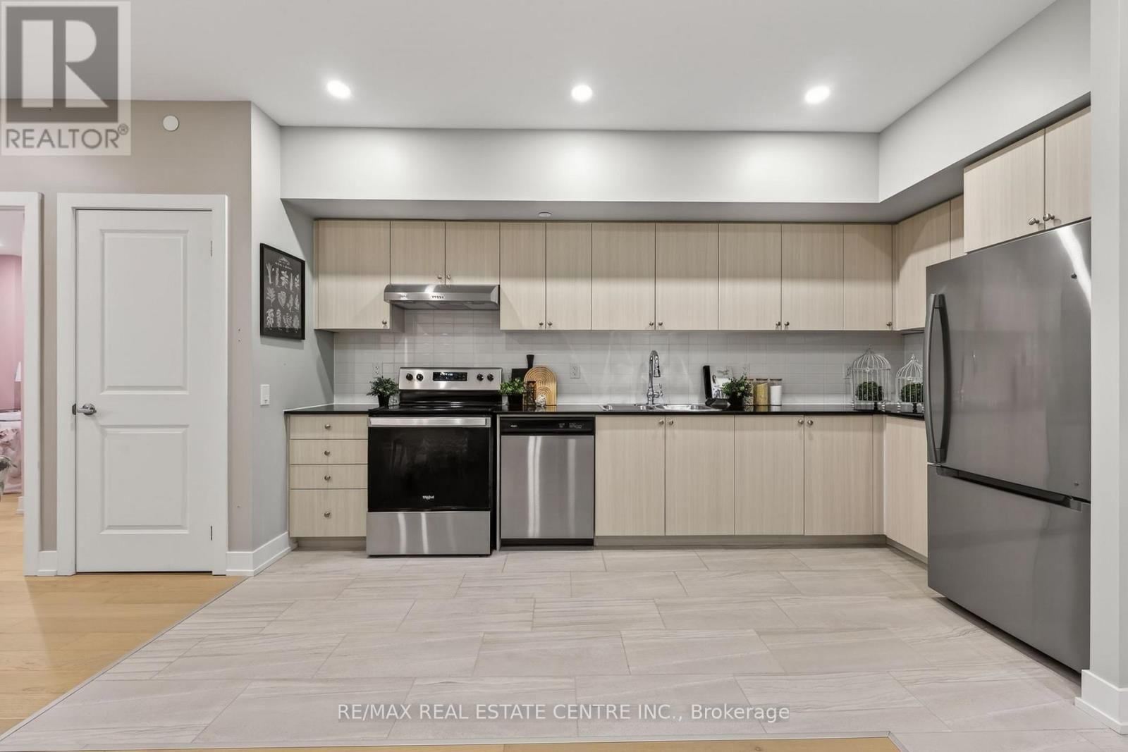 211 - 310 BROADWAY AVENUE Image 10