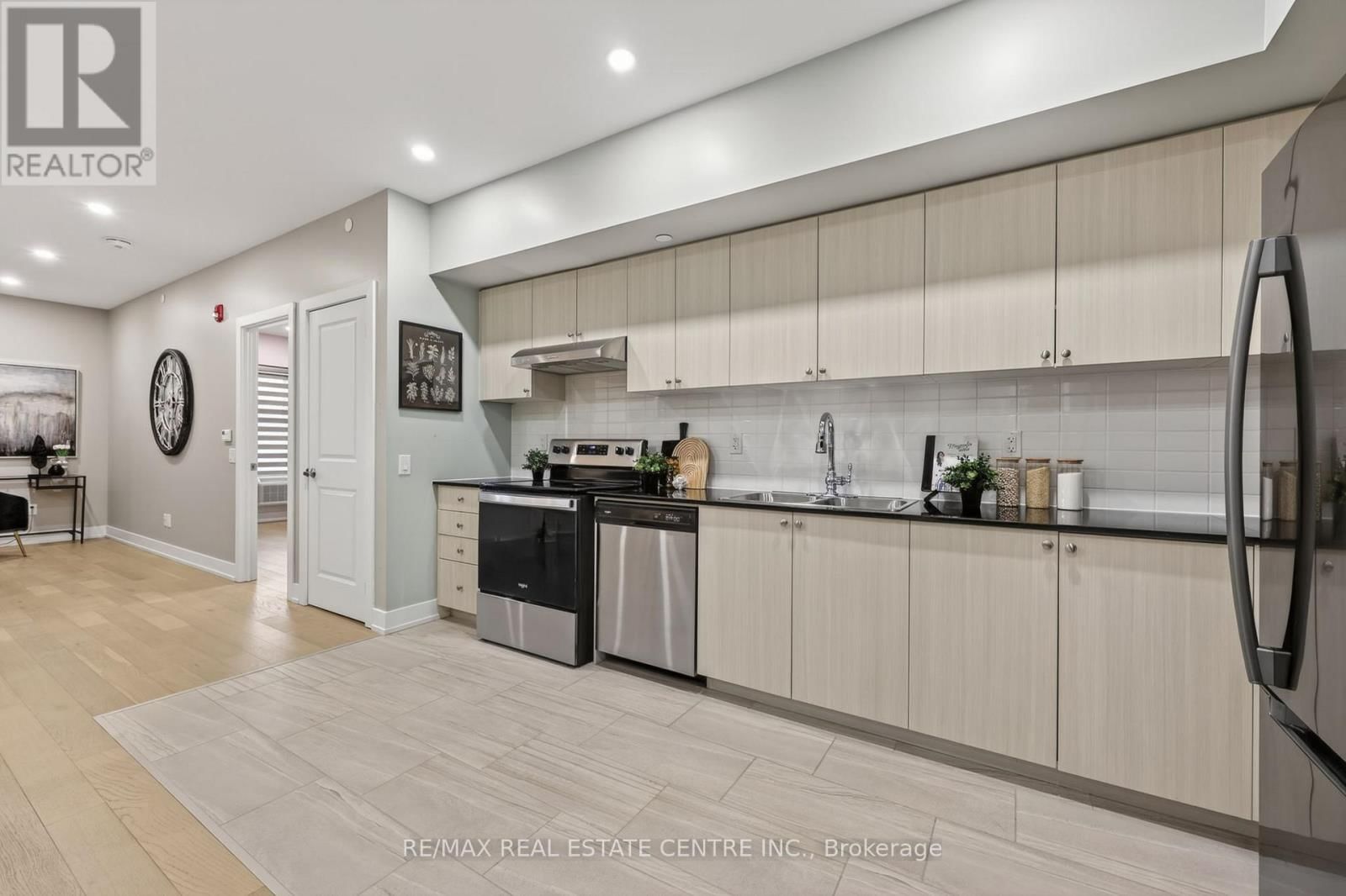 211 - 310 BROADWAY AVENUE Image 11