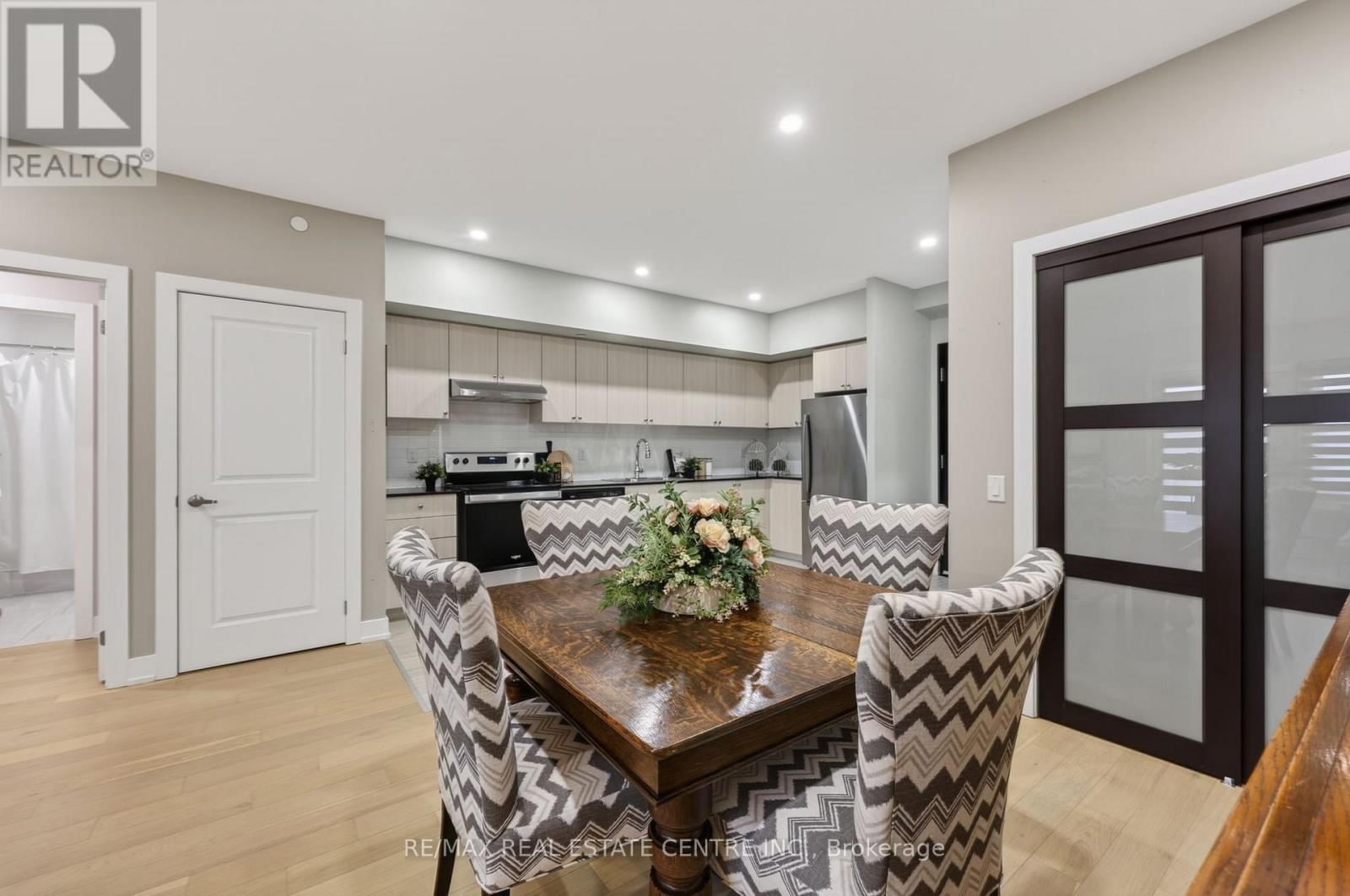 211 - 310 BROADWAY AVENUE Image 12