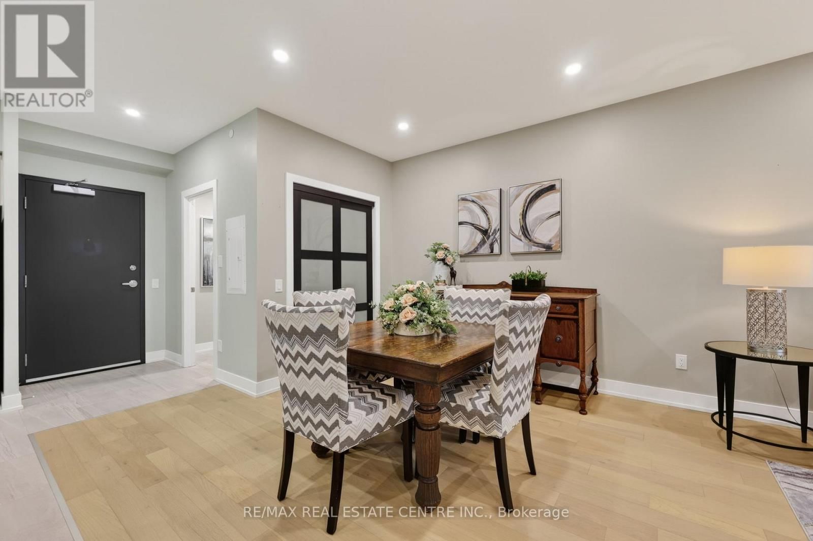 211 - 310 BROADWAY AVENUE Image 14