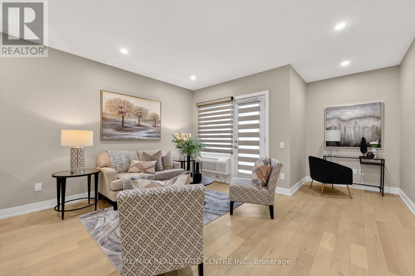 211 - 310 BROADWAY AVENUE Image 15