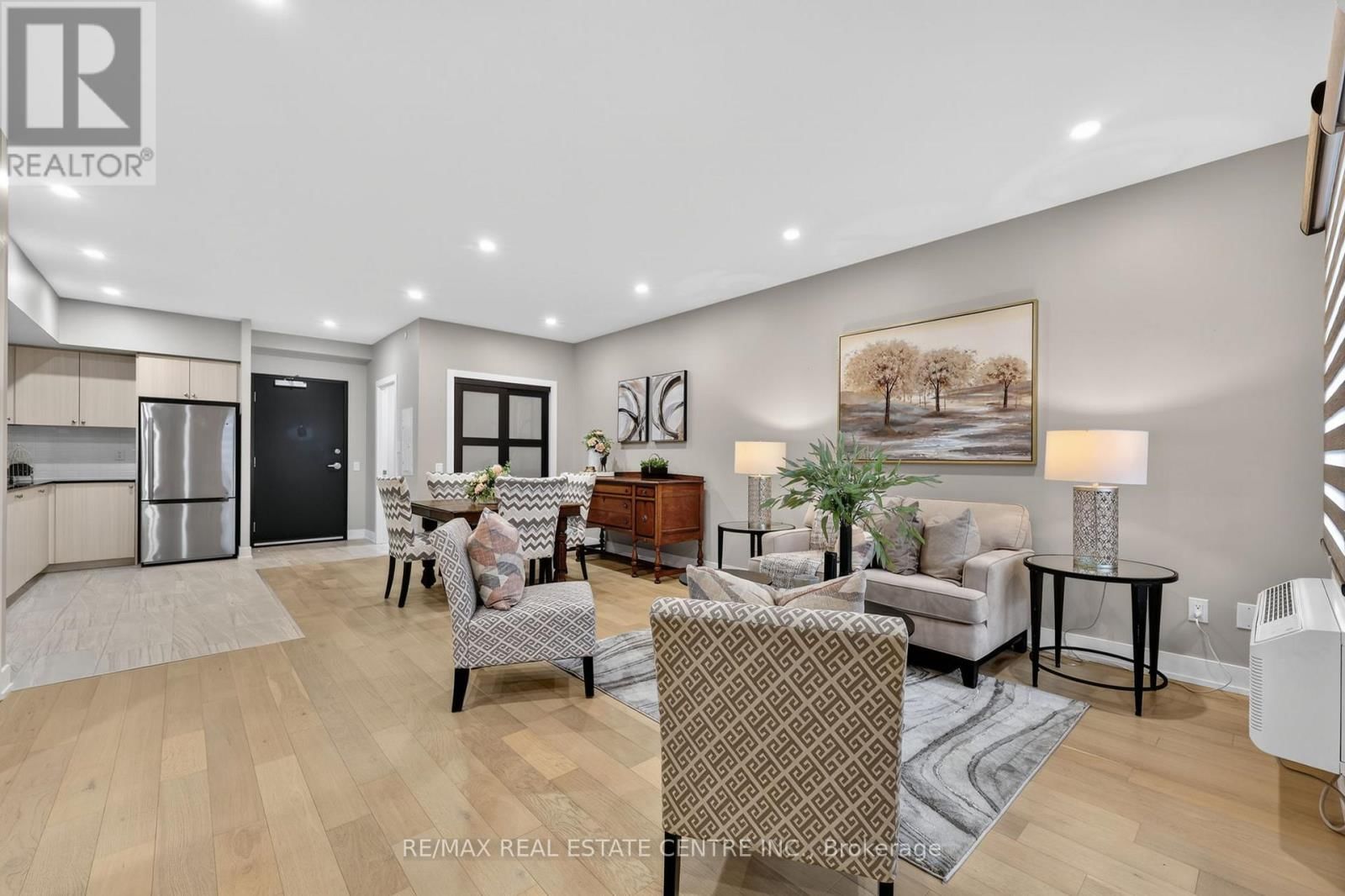 211 - 310 BROADWAY AVENUE Image 17