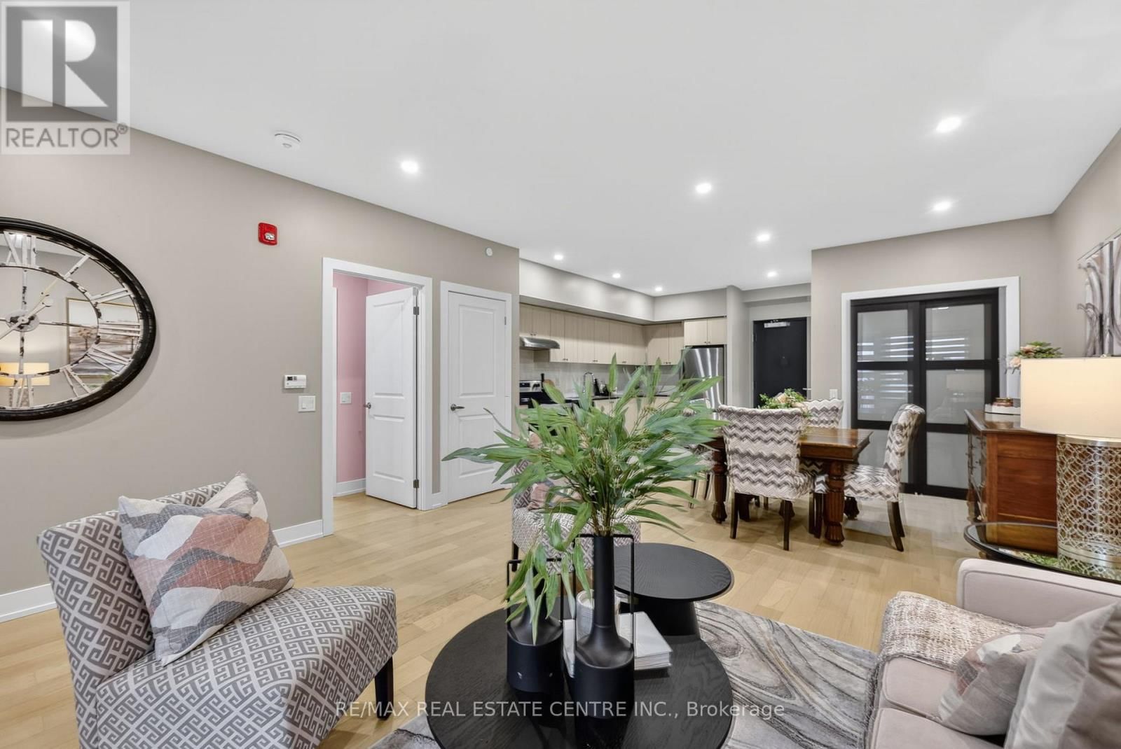 211 - 310 BROADWAY AVENUE Image 18