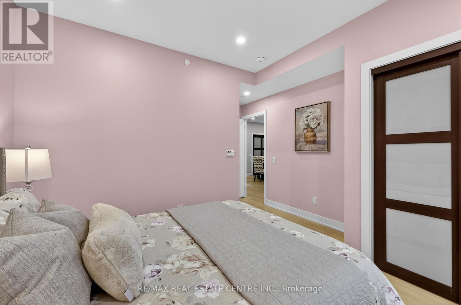 211 - 310 BROADWAY AVENUE Image 20