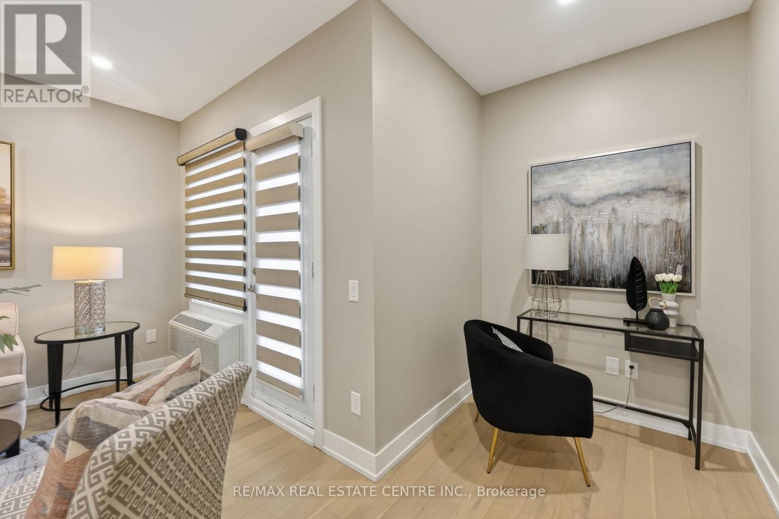 211 - 310 BROADWAY AVENUE Image 27