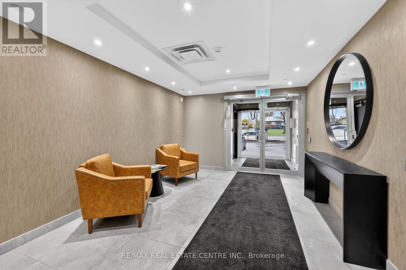 211 - 310 BROADWAY AVENUE Image 28