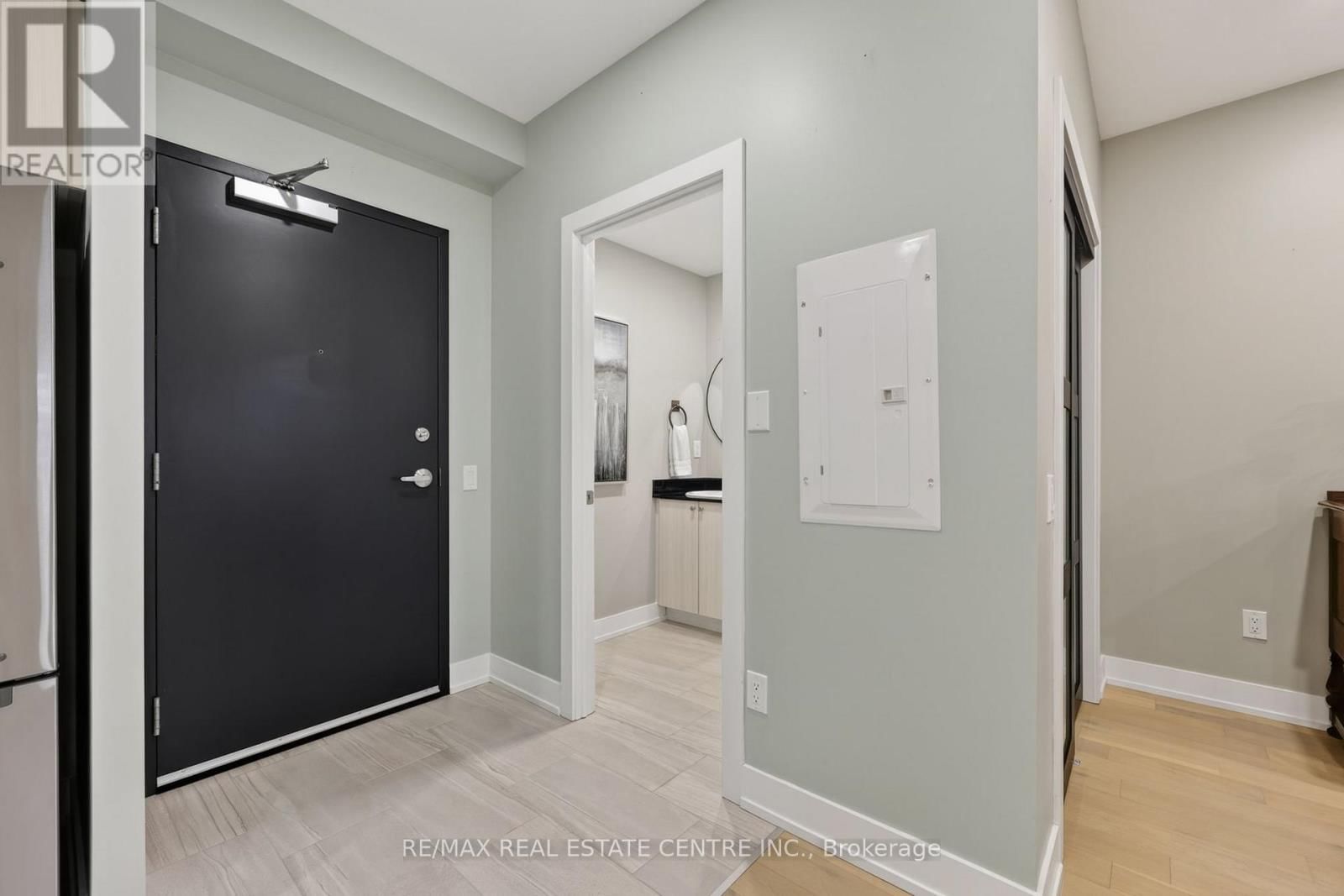 211 - 310 BROADWAY AVENUE Image 3