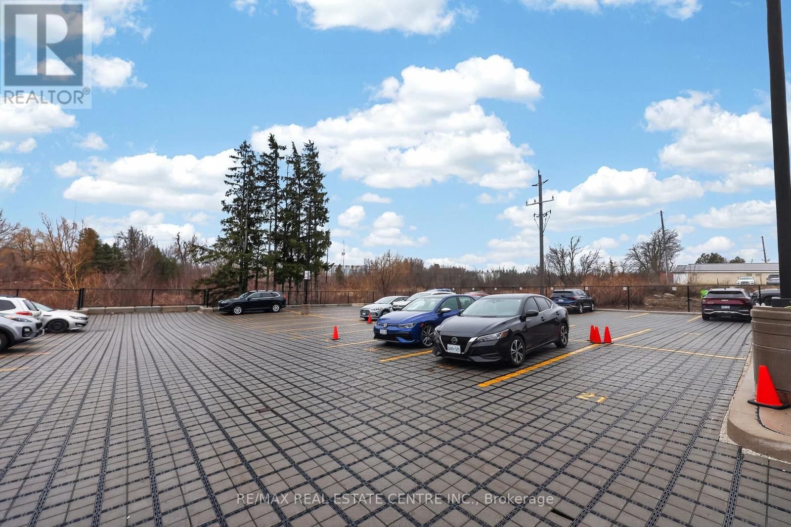 211 - 310 BROADWAY AVENUE Image 32