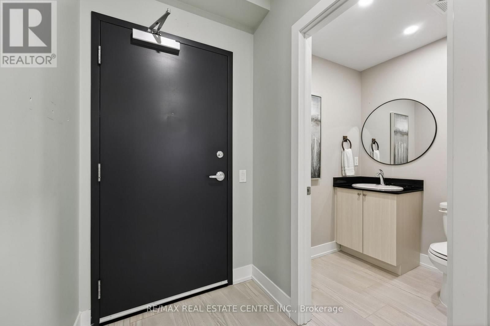 211 - 310 BROADWAY AVENUE Image 4