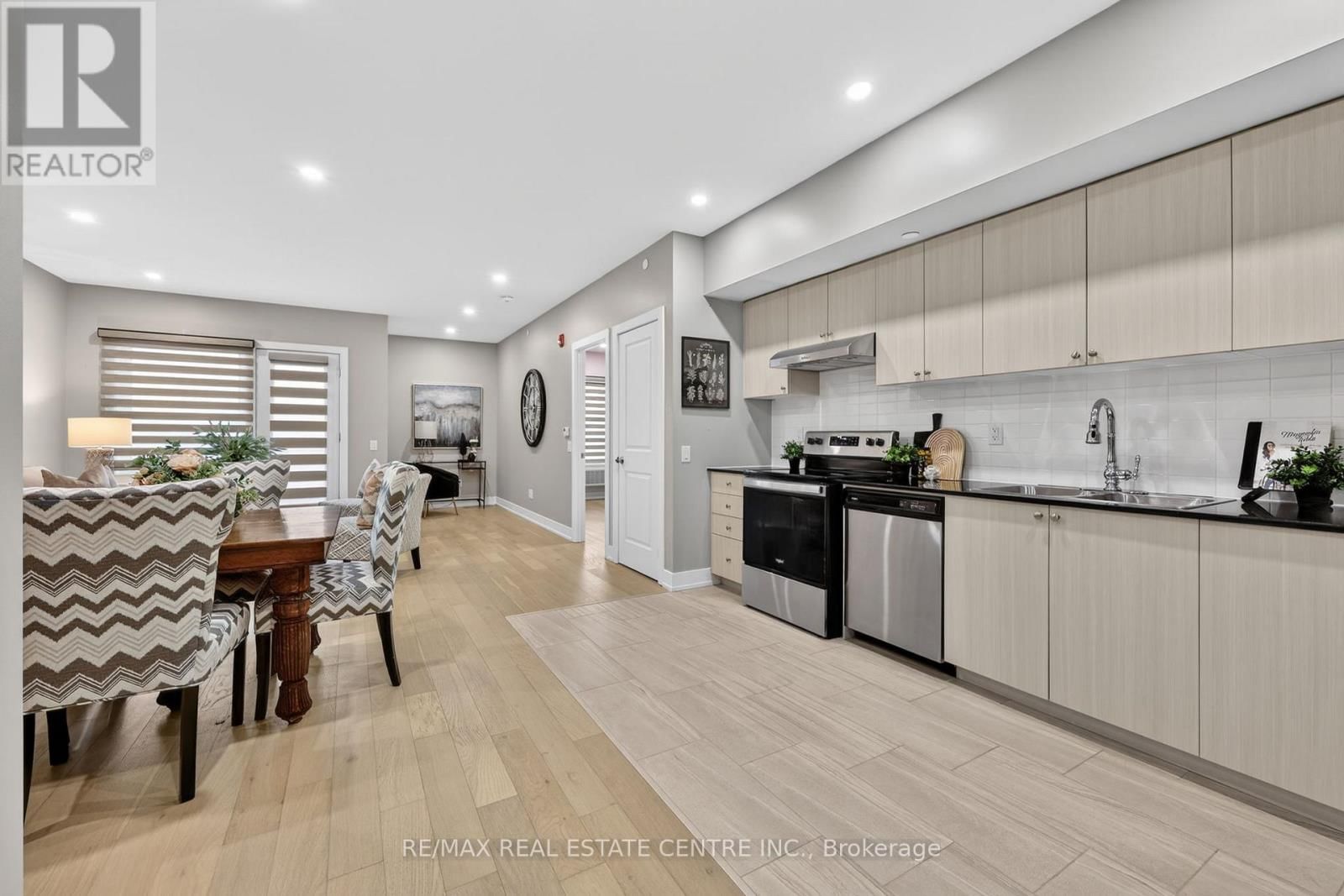 211 - 310 BROADWAY AVENUE Image 7