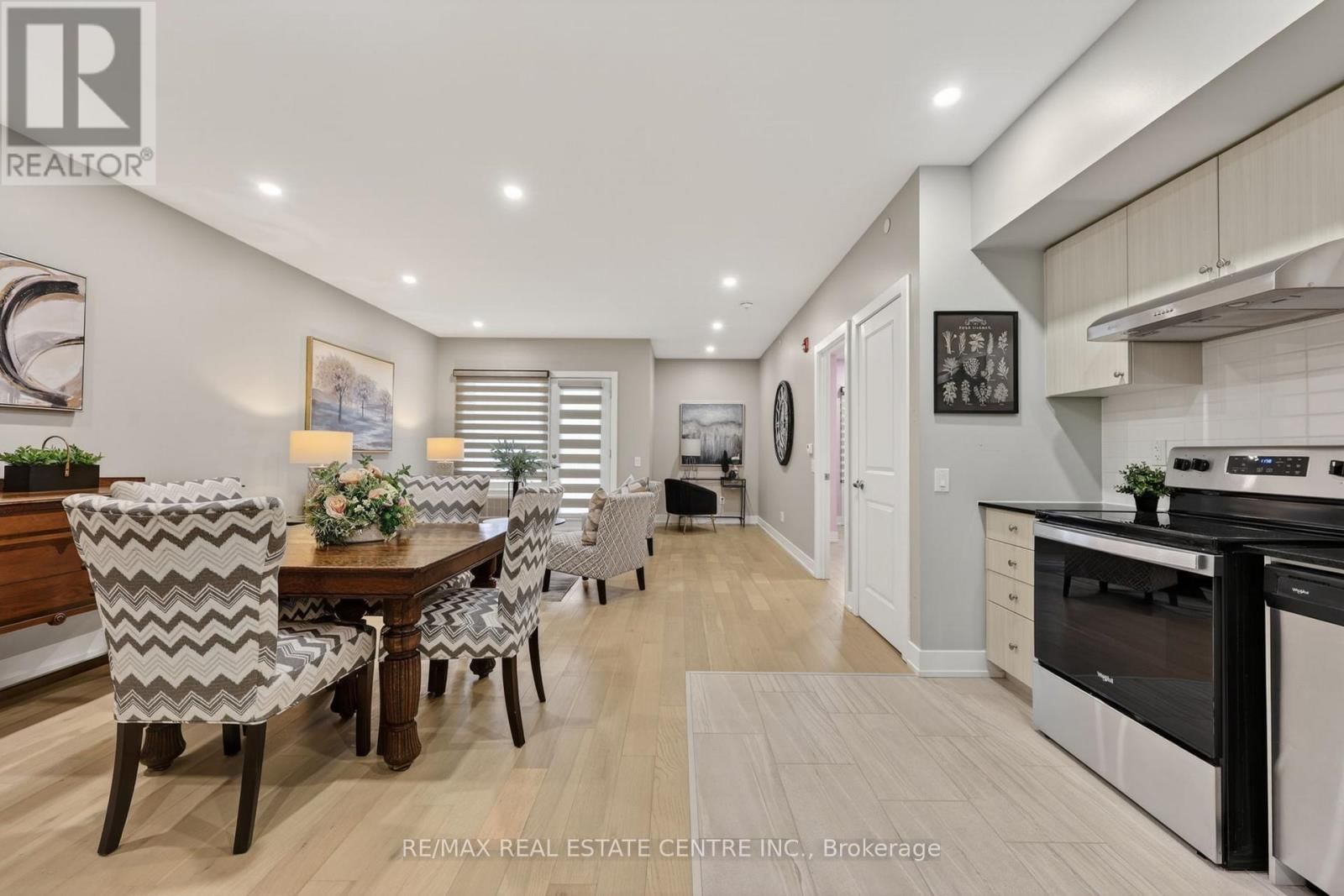 211 - 310 BROADWAY AVENUE Image 8