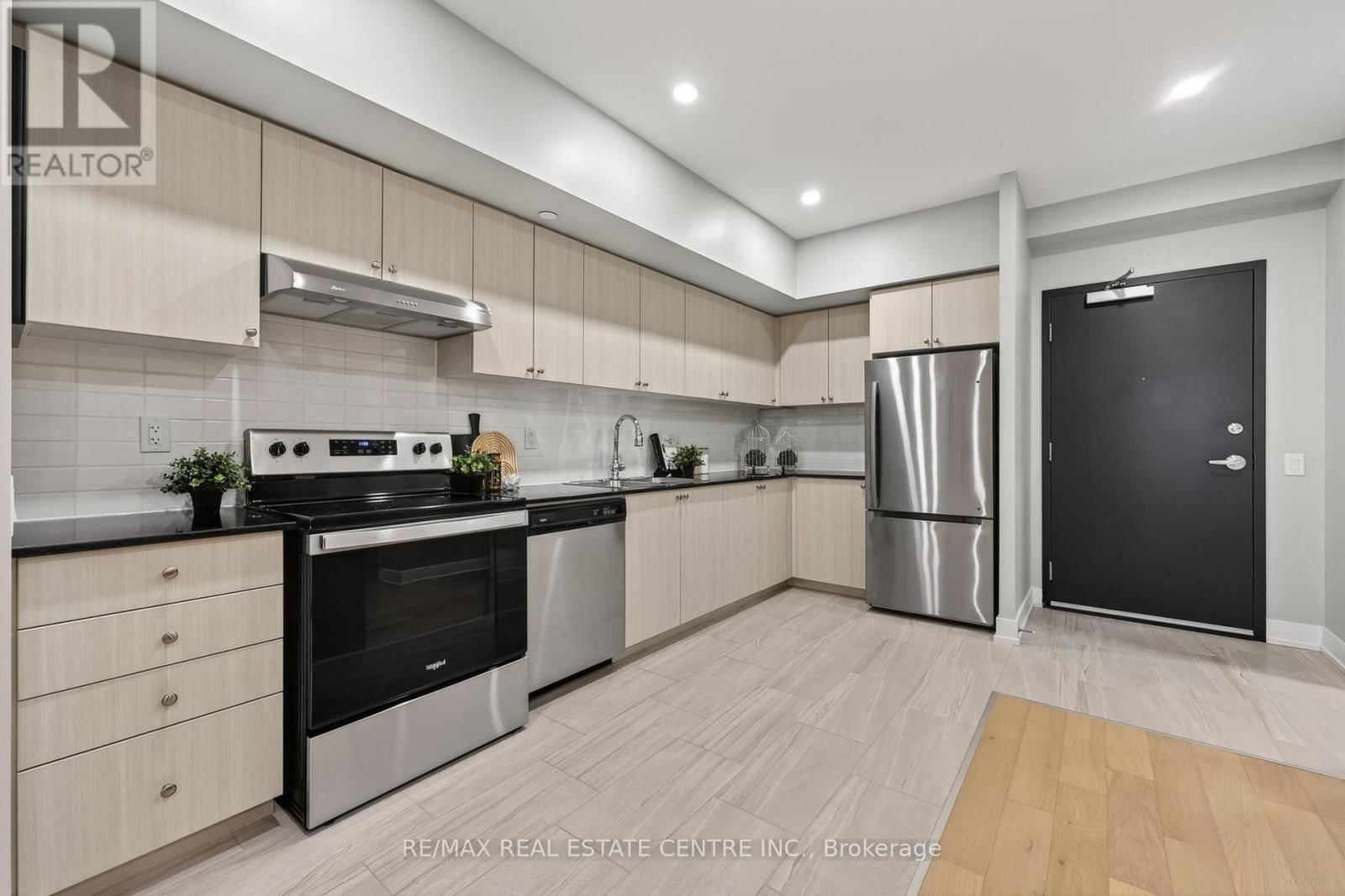 211 - 310 BROADWAY AVENUE Image 9