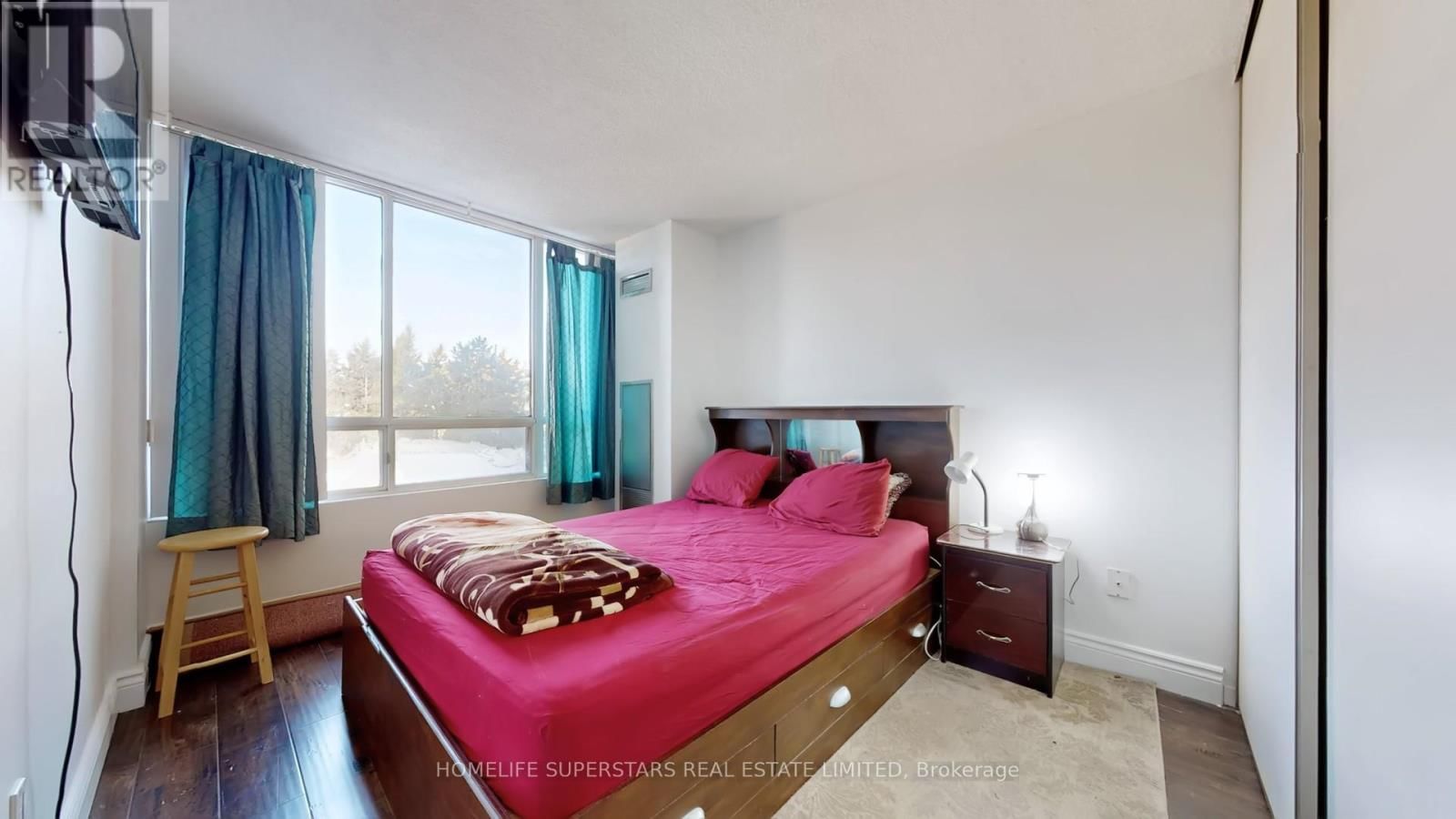 #301 - 26 HANOVER ROAD Image 28