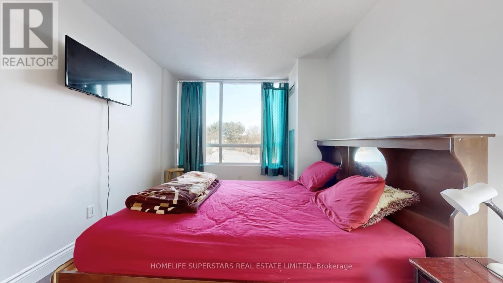 #301 - 26 HANOVER ROAD Image 29