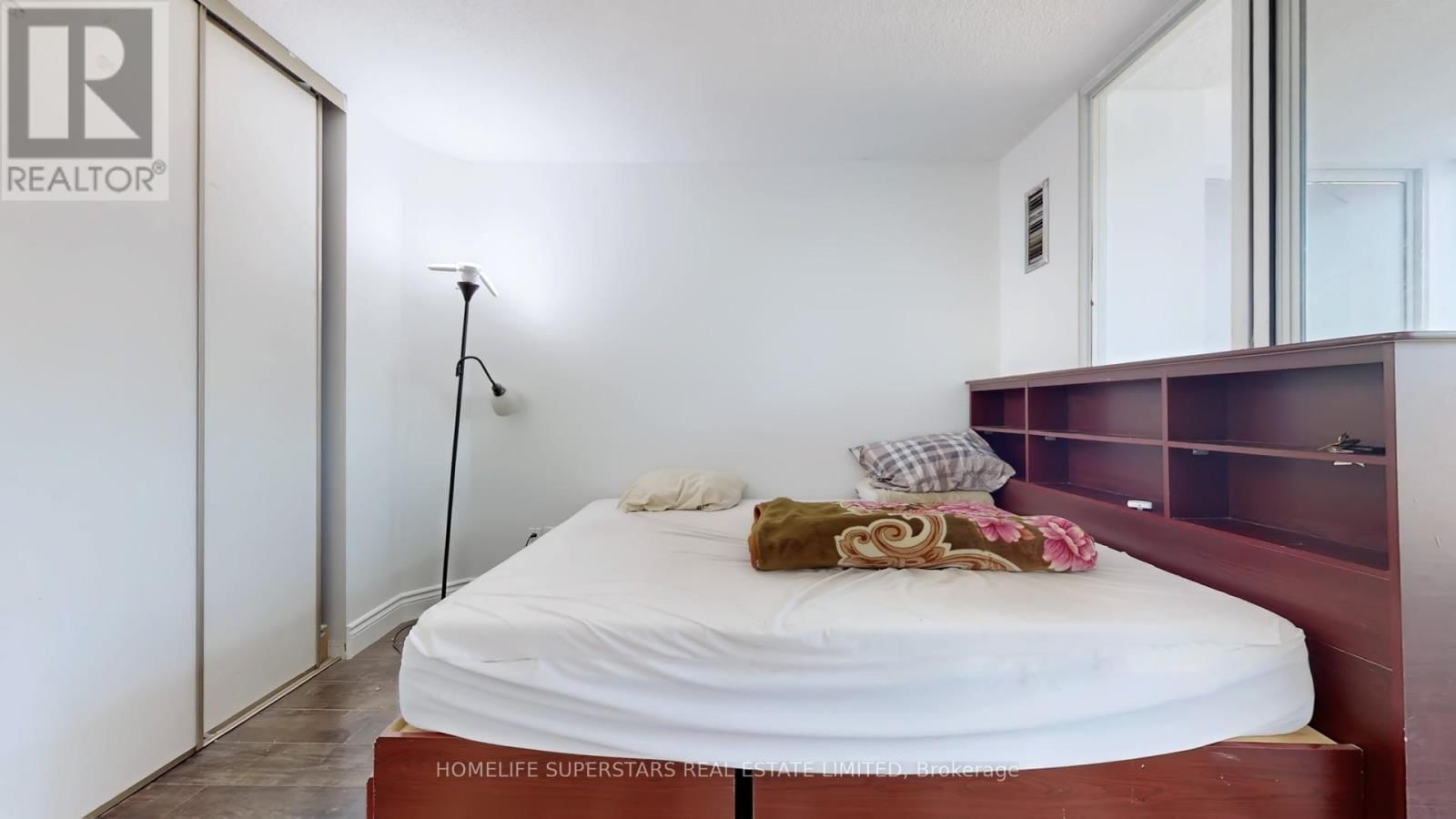 #301 - 26 HANOVER ROAD Image 33