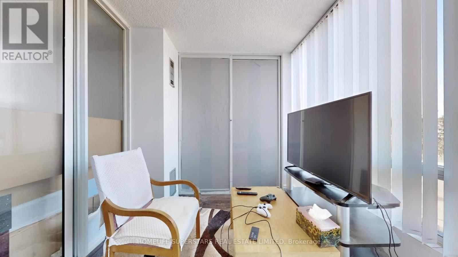 #301 - 26 HANOVER ROAD Image 35