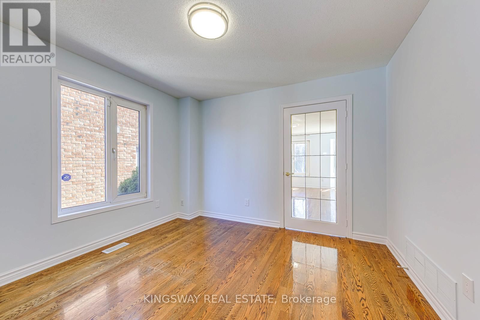 4020 MELFORT CRESCENT Image 22