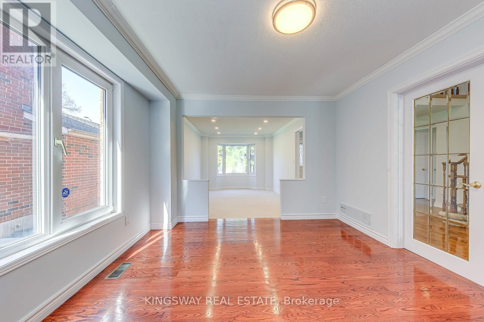 4020 MELFORT CRESCENT Image 8