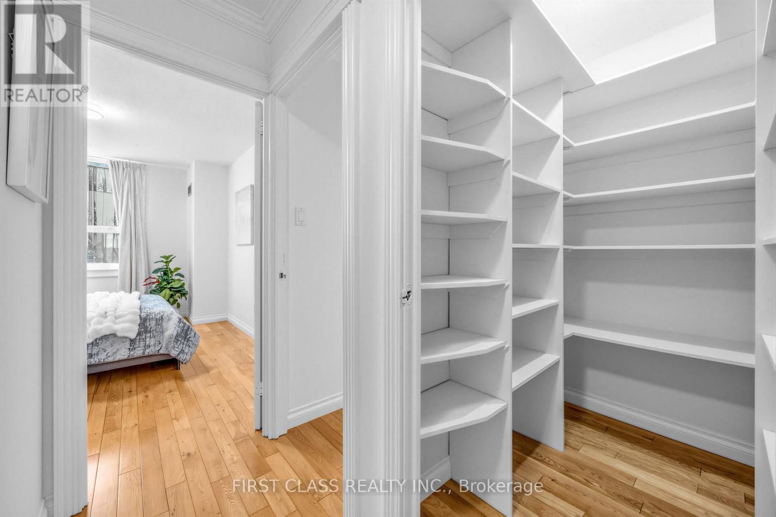 1007 - 362 THE EAST MALL ROAD Image 17