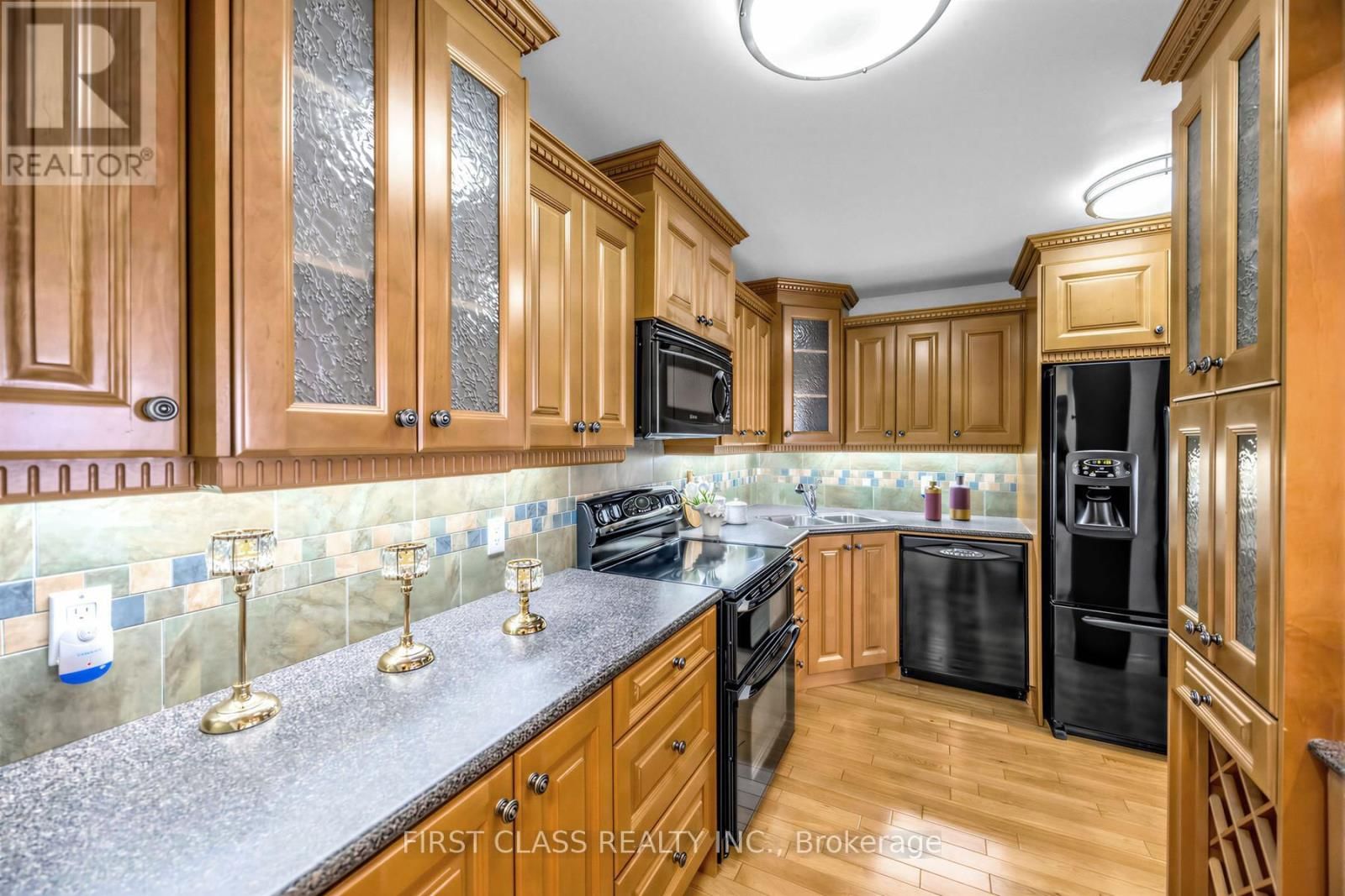 1007 - 362 THE EAST MALL ROAD Image 4